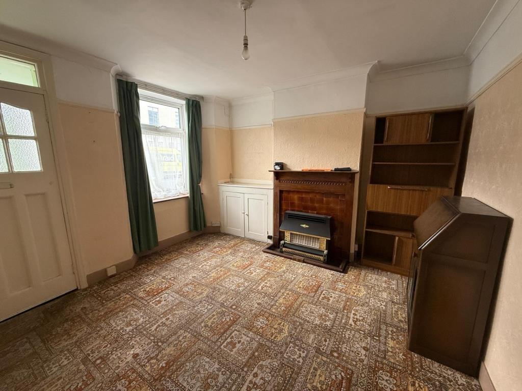 Lot: 173 - TERRACE HOUSE IN NEED OF REPAIR AND RENOVATION - Window facing out the front of house